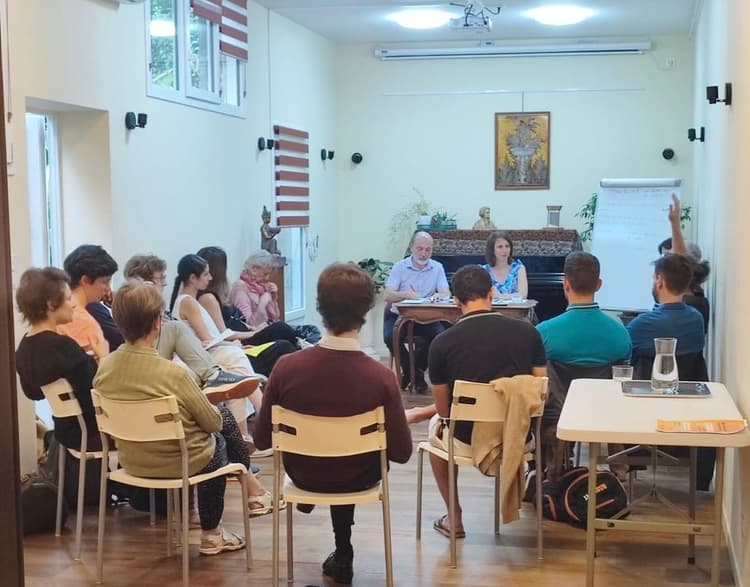 Débat philosophique avec paperboard dans la Salle des Muses