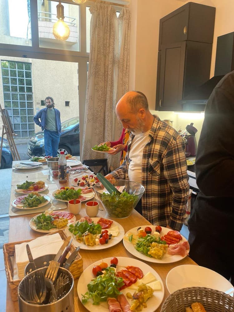 Buffet d'assiettes de salade et de charcuterie préparé au Café d'Oc