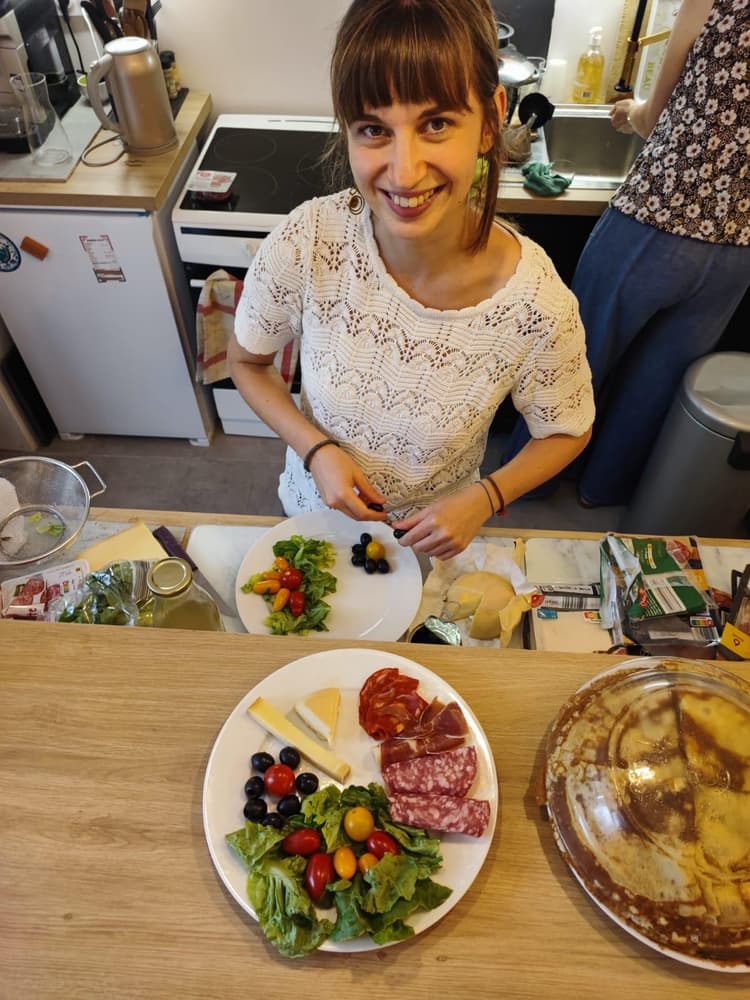 Préparation d'une assiette de tapas dans la cuisine du Café d'Oc